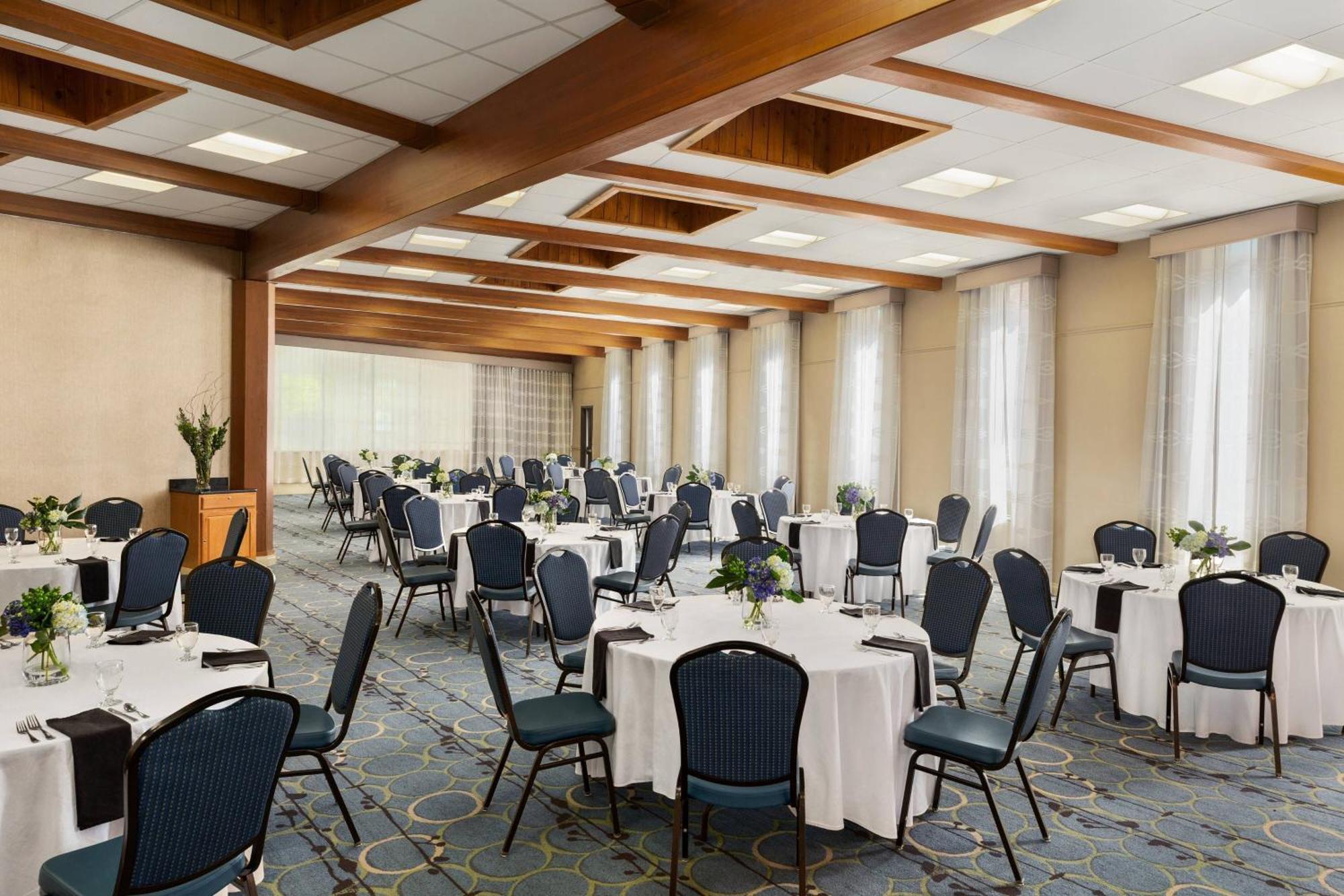 Delta Hotels By Marriott Helena Colonial Экстерьер фото